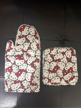 Hello Kitty Red Bow Oven Mitt and Pot Holder Set